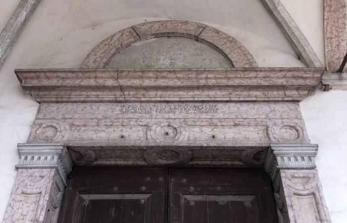 Chiesa di Santa Maria Assunta dettaglio della porta - Calavino