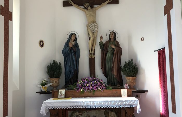 Interno della cappella della Madonna di Lourdes